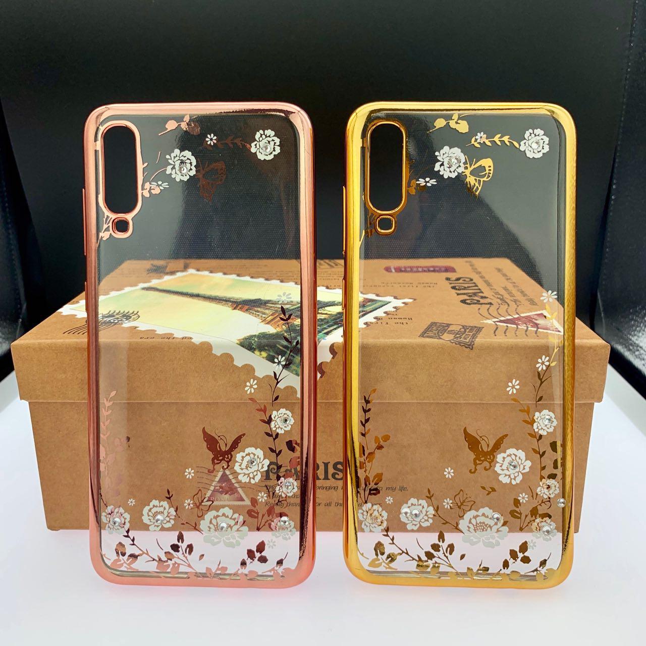 Чехол-накладка для SAMSUNG Galaxy A70 2019 (SM-A705) силиконовая, принт бабочки и цветы со стразами, цвет розовое золото.