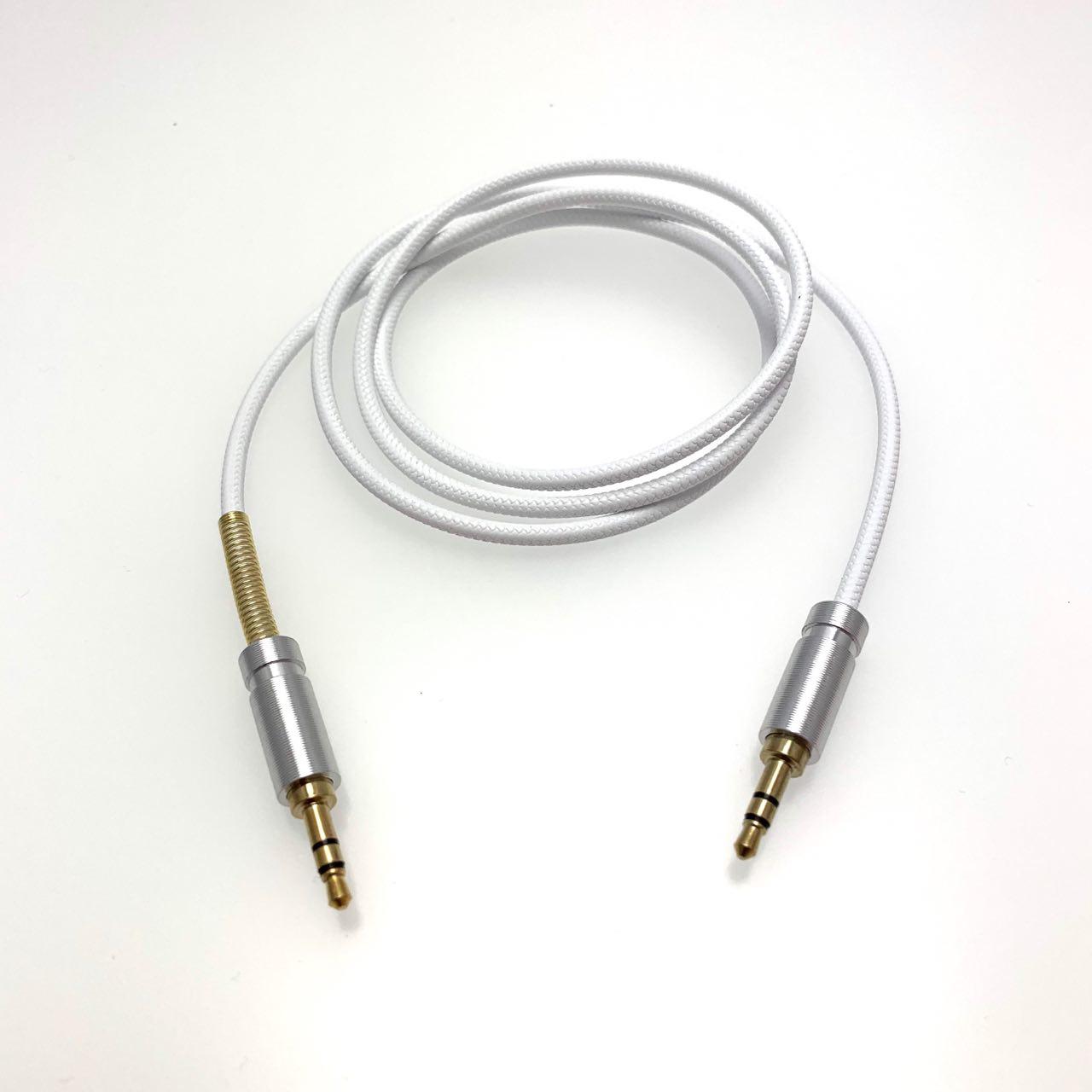AUX-кабель R1 силиконовый с отделкой под кожу с пружинкой, цвет белый.