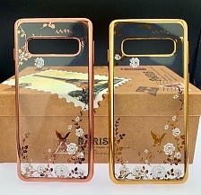 Чехол накладка для SAMSUNG Galaxy S10 (SM-G973), силикон, рисунок бабочки и цветы, стразы, цвет розовое золото