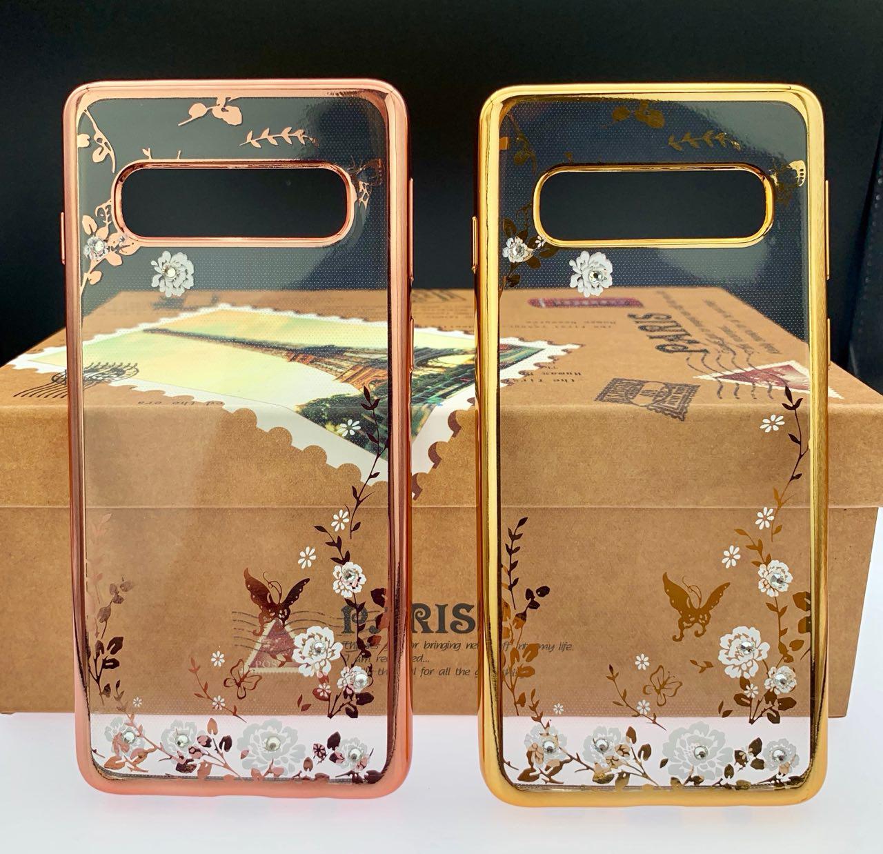 Чехол накладка для SAMSUNG Galaxy S10 (SM-G973), силикон, рисунок бабочки и цветы, стразы, цвет золотистый