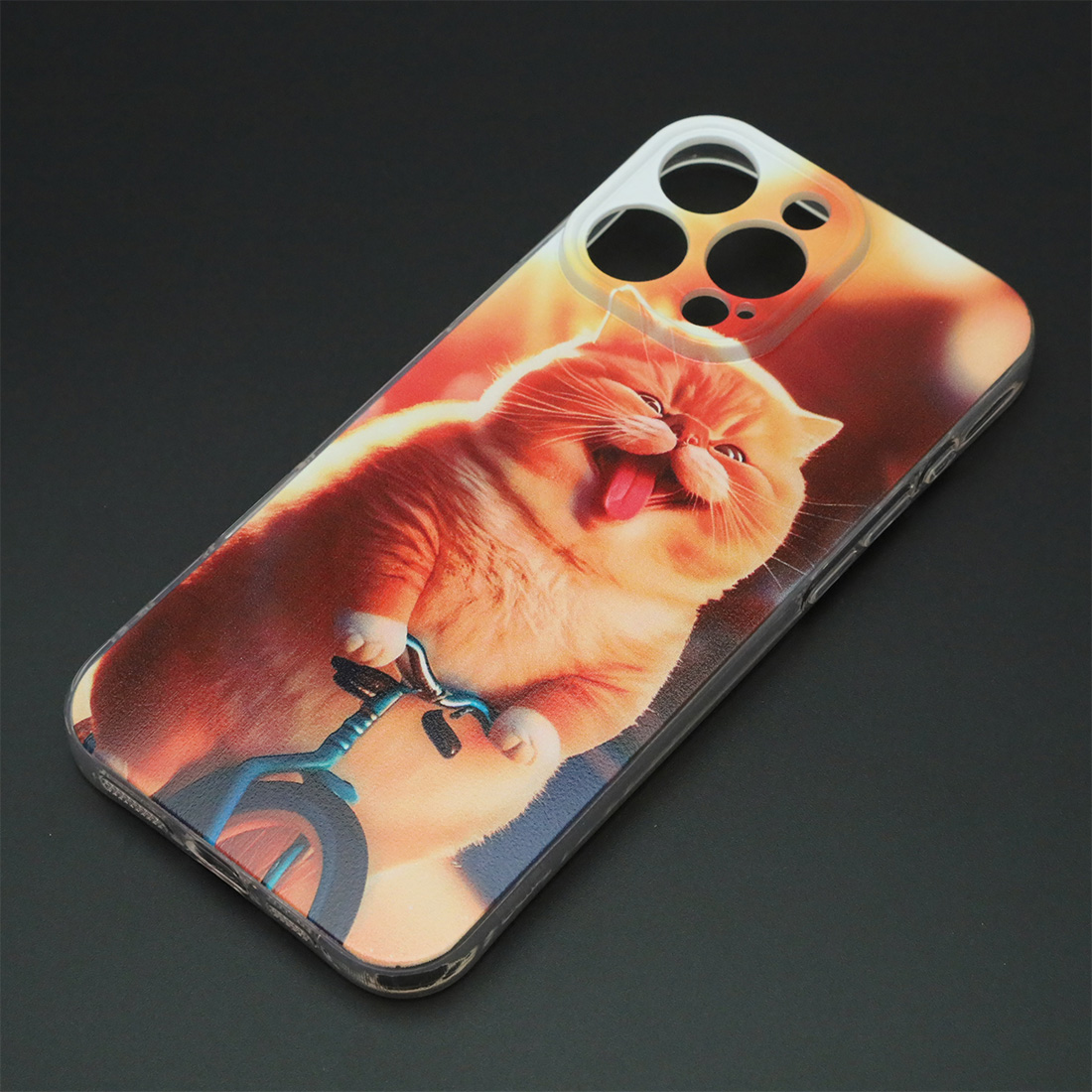 Чехол накладка для APPLE iPhone 16 Pro Max, защита камеры, силикон, рисунок Кот на велосипеде